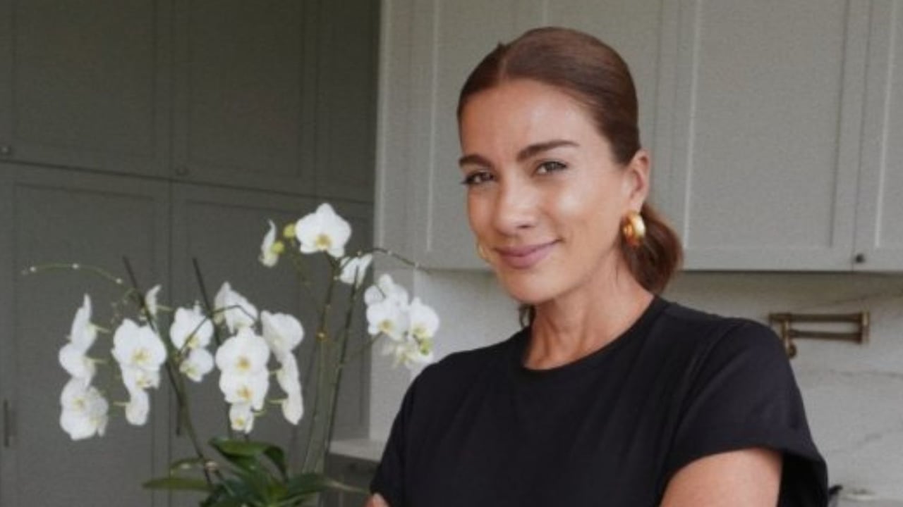 Andrea Serna desempolva el álbum de los recuerdos y sorprende con foto de su infancia, ¿parece otra?