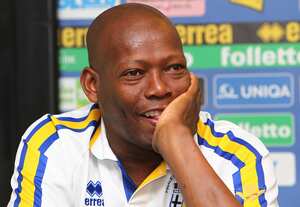 COLLECCHIO, ITALIA - 10 DE MAYO: Faustino Asprilla asiste a la rueda de prensa del Parma FC para la presentación de la camiseta conmemorativa del 20 aniversario de la victoria de la Recopa de la UEFA el 10 de mayo de 2013 en Collecchio, Italia. (Photo by Marco Luzzani/Getty Images)