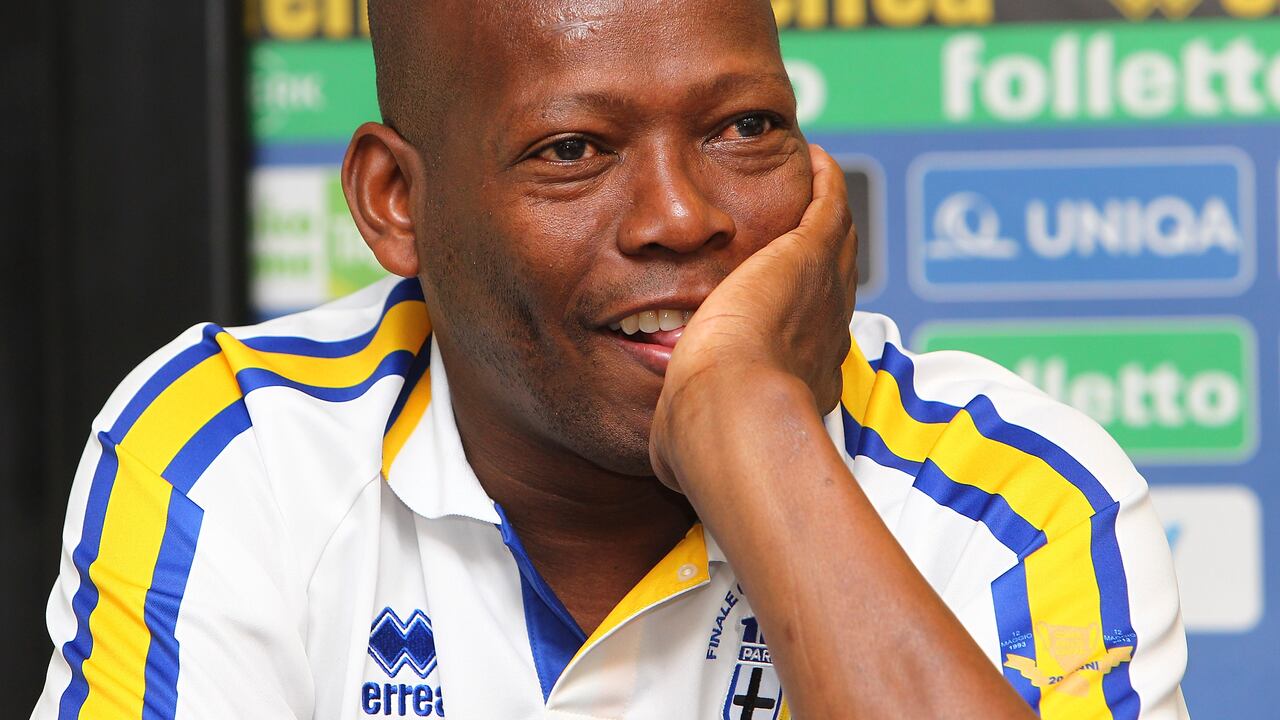 COLLECCHIO, ITALIA - 10 DE MAYO: Faustino Asprilla asiste a la rueda de prensa del Parma FC para la presentación de la camiseta conmemorativa del 20 aniversario de la victoria de la Recopa de la UEFA el 10 de mayo de 2013 en Collecchio, Italia. (Photo by Marco Luzzani/Getty Images)