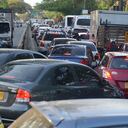 Según la Secretaría de Movilidad, a diario circulan cerca de 800.000 vehículos, entre carros y motos por las vías de Cali, y anualmente ingresan unos 50.000 nuevos. Entre las zonas más críticas por congestión vehicular está el sur de la ciudad, especialmente la Comuna 22, y en el norte, la zona de Sameco.