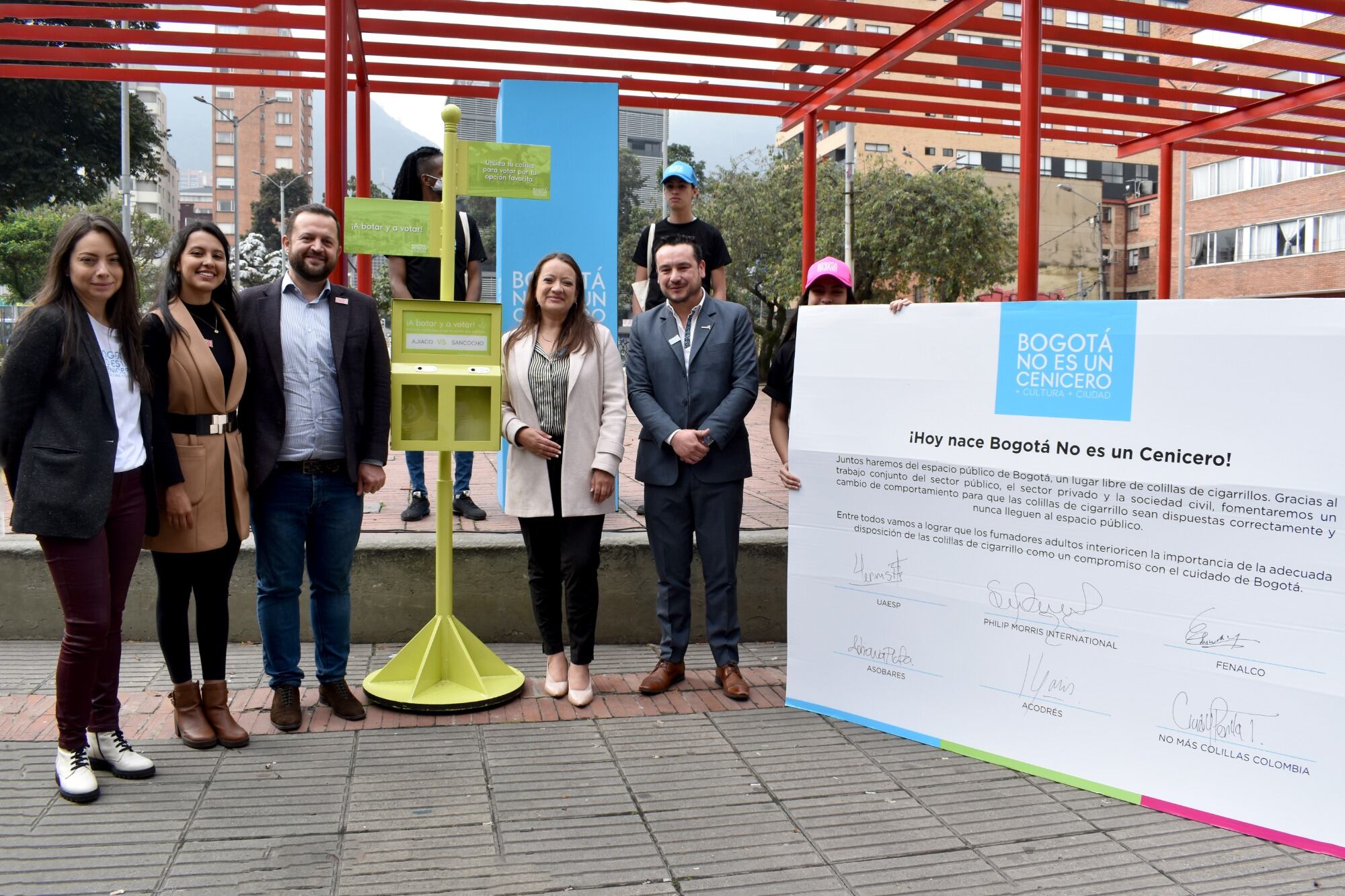 Silvia Barrero, Vicepresidente de Asuntos Corporativos de Philip Morris International en el Clúster Andino; Cindy Perilla, directora de No más colillas Colombia; Guillermo Gómez, Pdte. ejecutivo de Acodres; Adriana Plata, Pdte. ejecutiva de Asobares; y Hermes Forero, subdirector de Recolección, Barrido y Limpieza de la UESP.