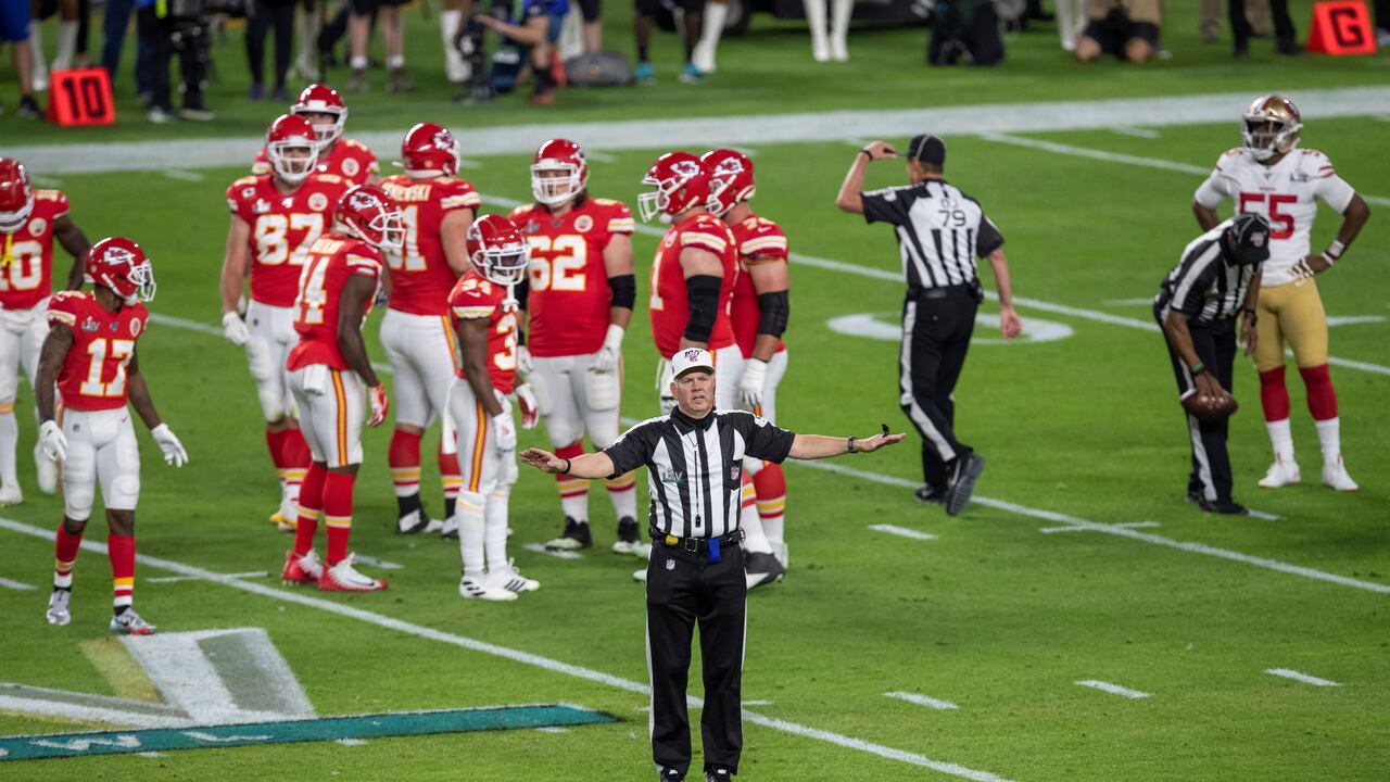 ARCHIVO - Foto del 2 de febrero del 2020, el árbitro Bill Vinovich anuncia una penalización durate el Super Bowl entre los 49ers de San Francisco y los Chiefs de Kansas City.