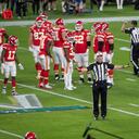 ARCHIVO - Foto del 2 de febrero del 2020, el árbitro Bill Vinovich anuncia una penalización durate el Super Bowl entre los 49ers de San Francisco y los Chiefs de Kansas City.