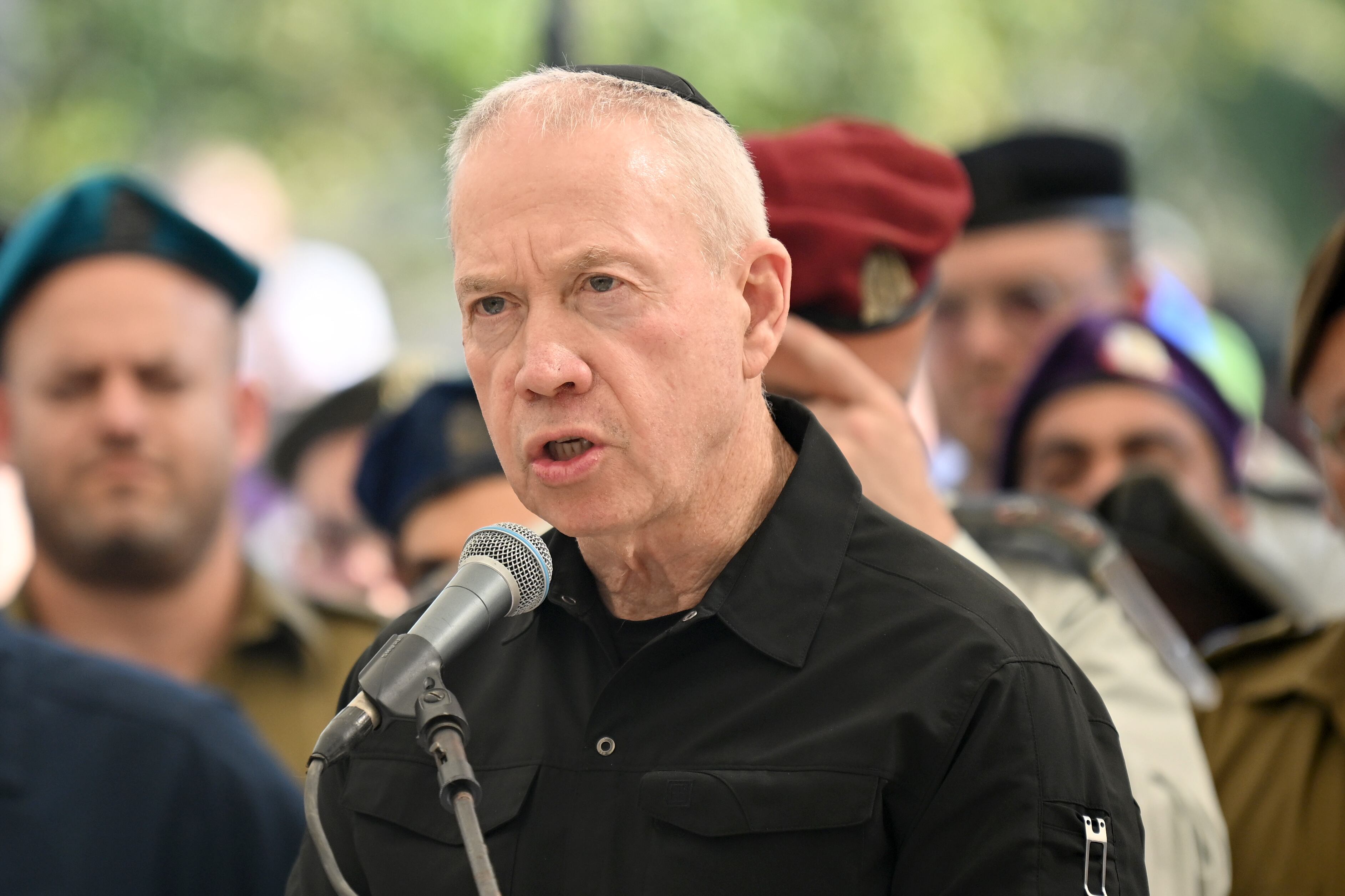 El ministro de Defensa israelí, Yoav Gallant, habla durante el funeral del coronel Asaf Hamami, comandante de la Brigada Sur de la División de Gaza en el cementerio Kiryat Shaul el 4 de diciembre de 2023 en Tel Aviv, Israel. El sábado, Israel Las Fuerzas de Defensa caídas anunciaron la muerte del coronel Hamami, quien inicialmente se creía que había sido secuestrado durante el ataque de Hamás del 7 de octubre