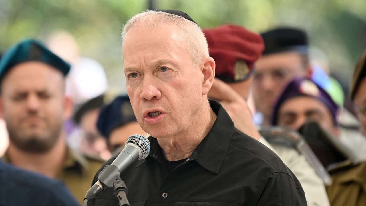 El ministro de Defensa israelí, Yoav Gallant, habla durante el funeral del coronel Asaf Hamami, comandante de la Brigada Sur de la División de Gaza en el cementerio Kiryat Shaul el 4 de diciembre de 2023 en Tel Aviv, Israel. El sábado, Israel Las Fuerzas de Defensa caídas anunciaron la muerte del coronel Hamami, quien inicialmente se creía que había sido secuestrado durante el ataque de Hamás del 7 de octubre