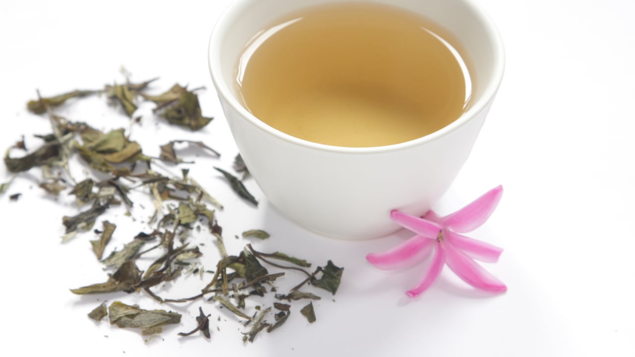 El té blanco trae varios beneficios para el organismo, entre estos, ayudar a rejuvenecer la piel.