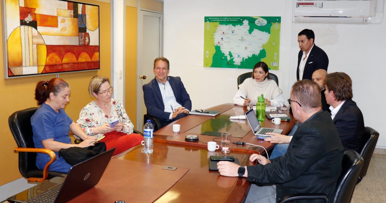 Mesa de conciliación entre funcionarios de Metrosalud y médicos.