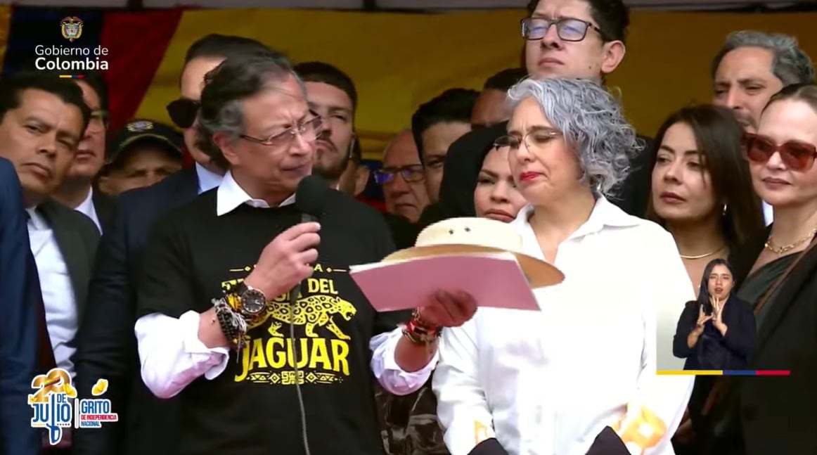 Gustavo Petro inició su último discurso como presidente entregando el sombrero de Carlos Pizarro a la senadora María José Pizarro