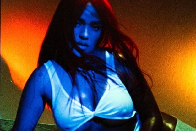 La cantante mostró fotos de lo que sería el clip de su nueva canción. Foto: Instagram @karolg.