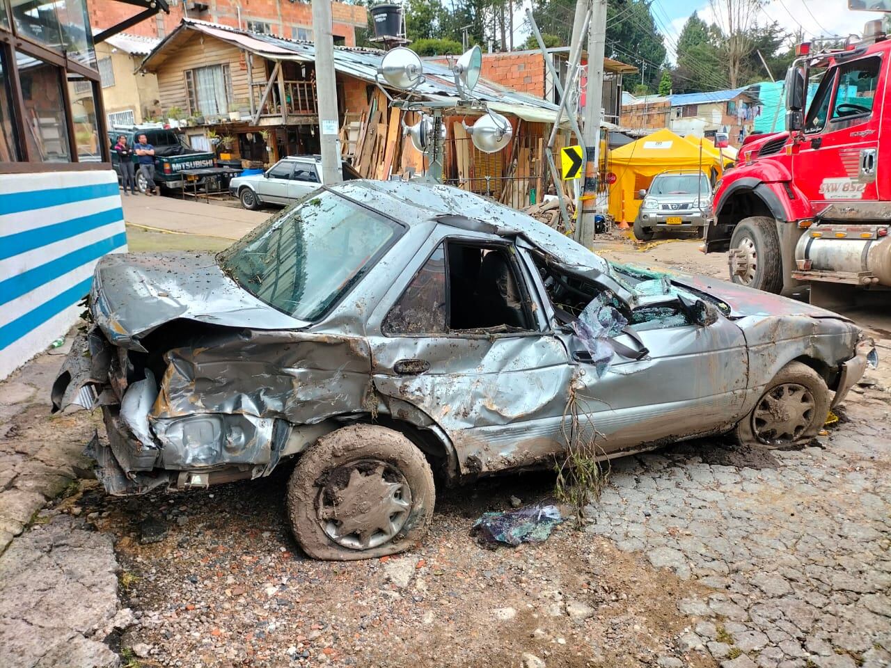 Los ocupantes de este vehículo se salvaron de milagro, tras ser arrastrados por la avalancha cuando se movilizaban por la vía Bogotá-La Calera.