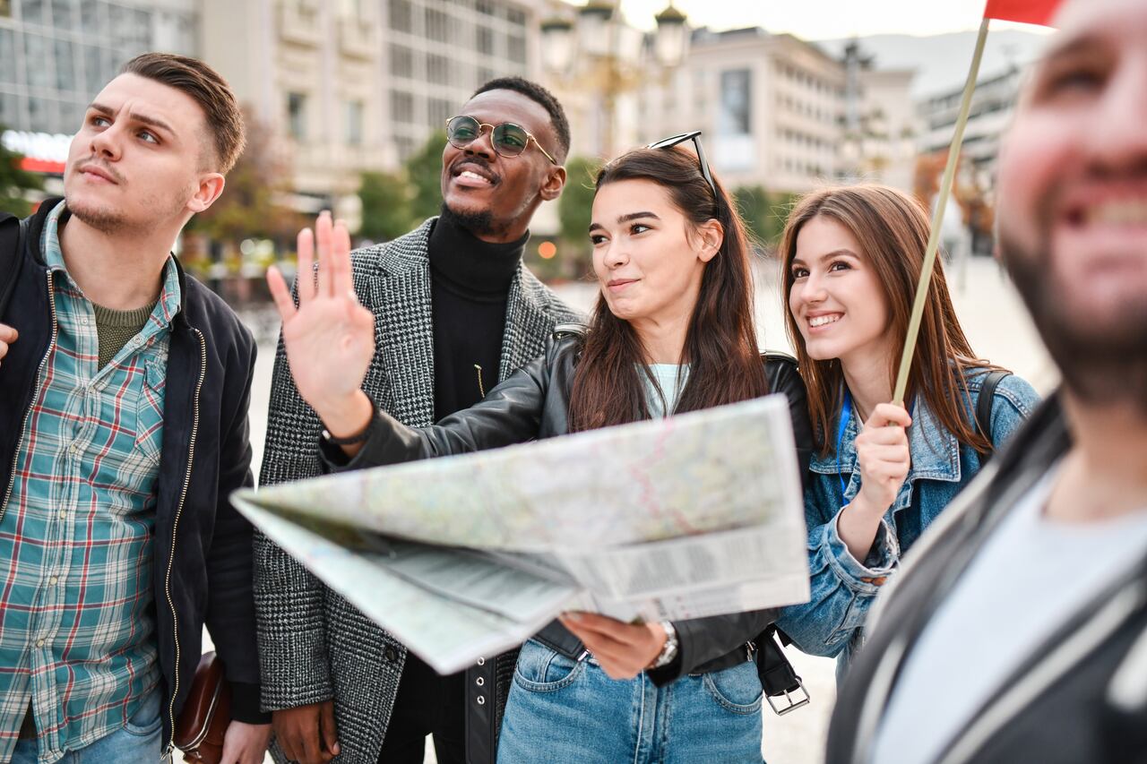 Turistas emocionados descubriendo un nuevo destino