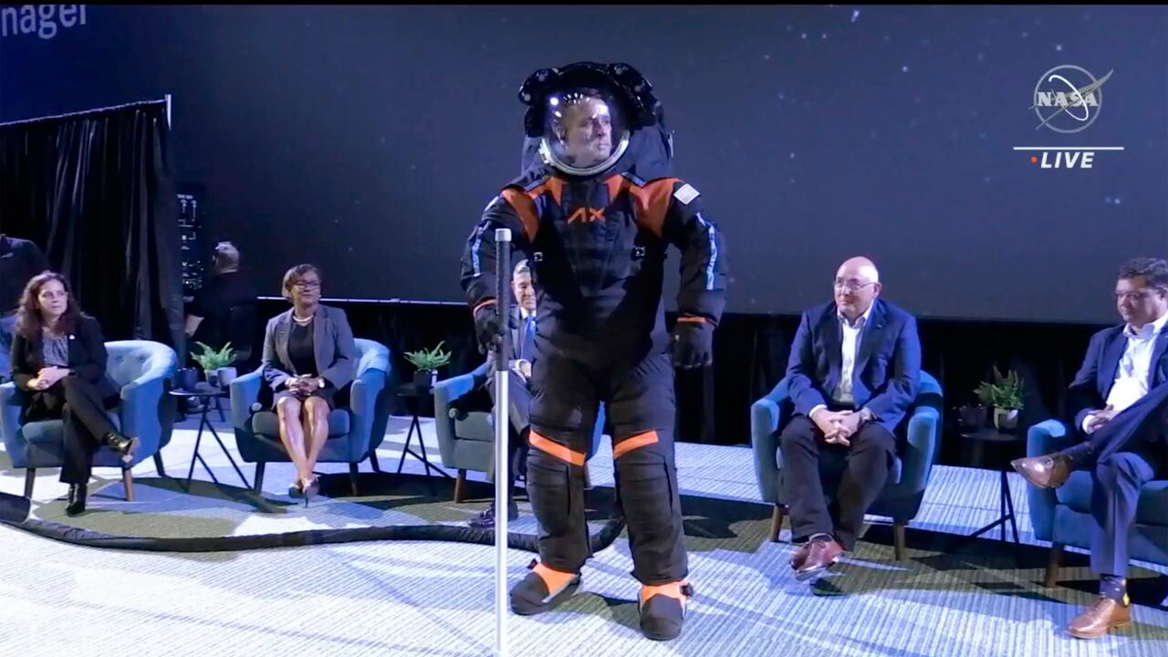 En esta imagen tomada de un video proporcionado por la NASA, el ingeniero jefe de Axiom Space, Jim Stein, demuestra un prototipo de traje espacial, el miércoles 15 de marzo de 2023, en Houston. (NASA via AP)