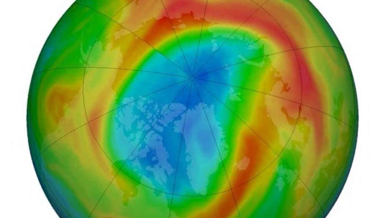 Esta imagen corresponde al lunes 23 de marzo de 2020. Se puede observar con tonos azules las regiones con menor ozono en el Ártico. Imagen: NASA.