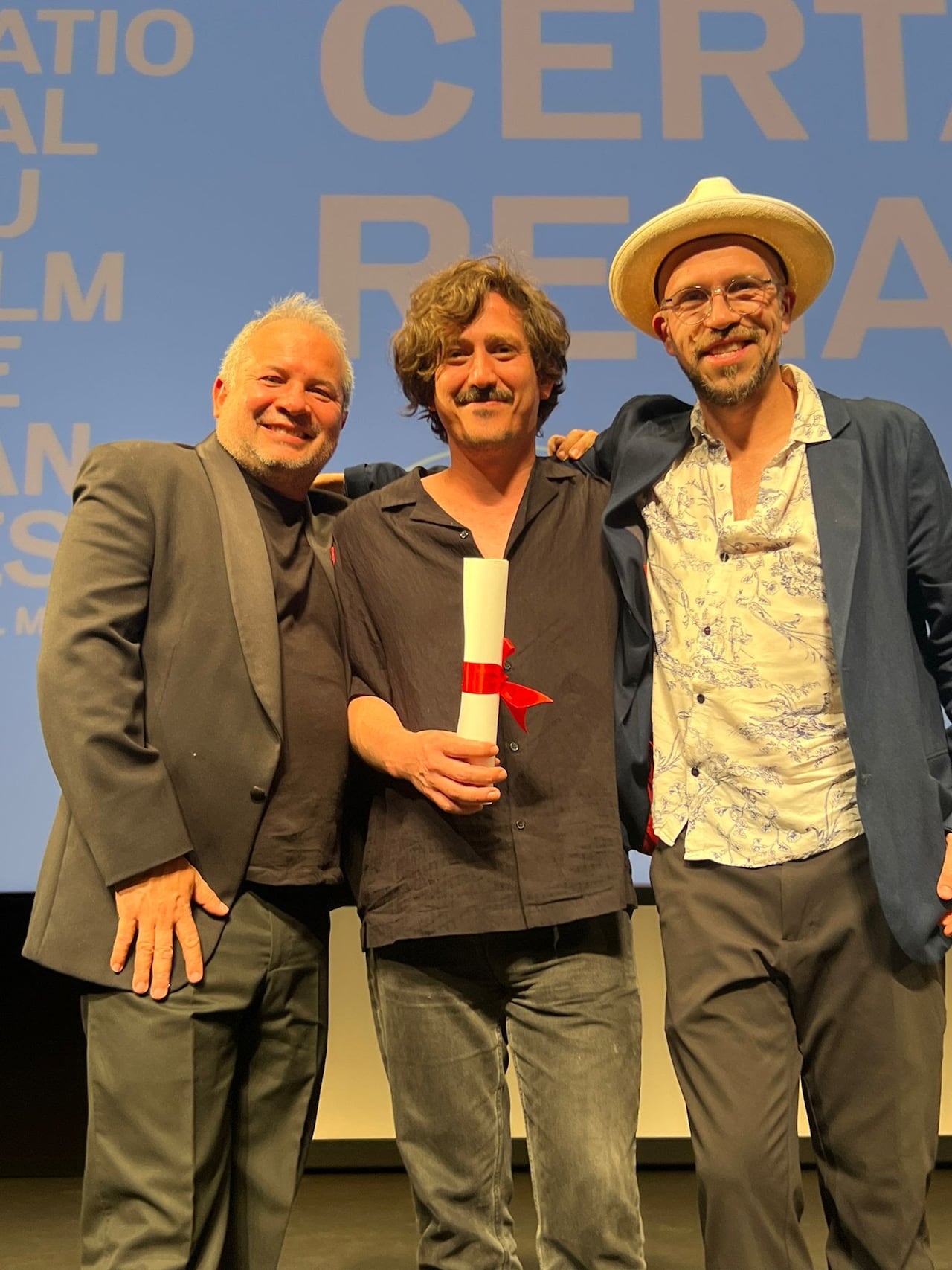 Manuel Ruiz (Productor), Simón Mesa Soto (Director / Guionista) y Juan Sarmiento (Productor / Director de Fotografía) recibiendo el Premio del Jurado en la sección Un Certain Regard en el Festival de Cine de Cannes - Cortesía: TocTalk Comunicaciones