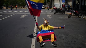 Una seguidora de la líder opositora María Corina Machado ondea una bandera venezolana durante una protesta que exige su regreso al país.