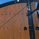 magen de la verja acribillada a balazos a la entrada de la mansión donde fue detenido el 5 de enero Ovidio Guzmán, alias "El Ratón", hijo del narcotraficante encarcelado Joaquín "El Chapo" Guzmán, en la zona de Jesús María, en Culiacán, estado de Sinaloa, México, el 7 de enero de 2023. - Diez soldados y 19 presuntos delincuentes murieron en una operación para detener a Ovidio Guzmán, con un dramático tiroteo que sembró el terror en un aeropuerto. Miles de soldados retomaron el control de Culiacán, bastión del cártel de Sinaloa, que parecía una zona de guerra después de que unos furiosos pistoleros se lanzaran al ataque para intentar liberar a su jefe. Guzmán fue capturado y trasladado en avión a Ciudad de México antes de ser transferido a la prisión de alta seguridad del Altiplano, en el centro de México, de la que "El Chapo" escapó en una ocasión. (Photo by JUAN CARLOS CRUZ / AFP)