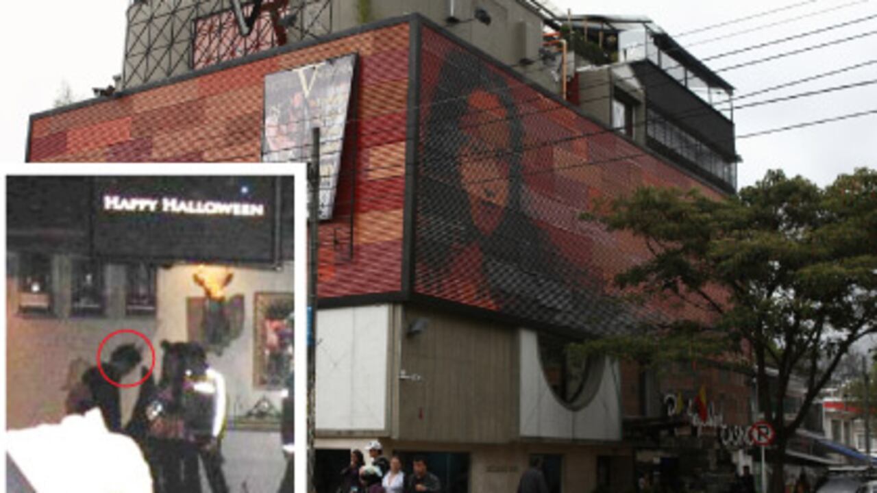 En esta fotografía, tomada a las 3:05 de la madrugada del 31 de octubre de 2010, se observa a Luis Andrés Colmenares disfrazado de diablo en compañía de Laura Moreno y otra persona cuando salían de un bar de la Zona Rosa, en donde estaban en la fiesta de disfraces.