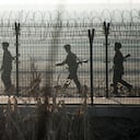 Soldados norcoreanos patrullan junto a la valla fronteriza cerca de la ciudad de Sinuiju, frente a la ciudad fronteriza china de Dandong. (Imagen de referencia)