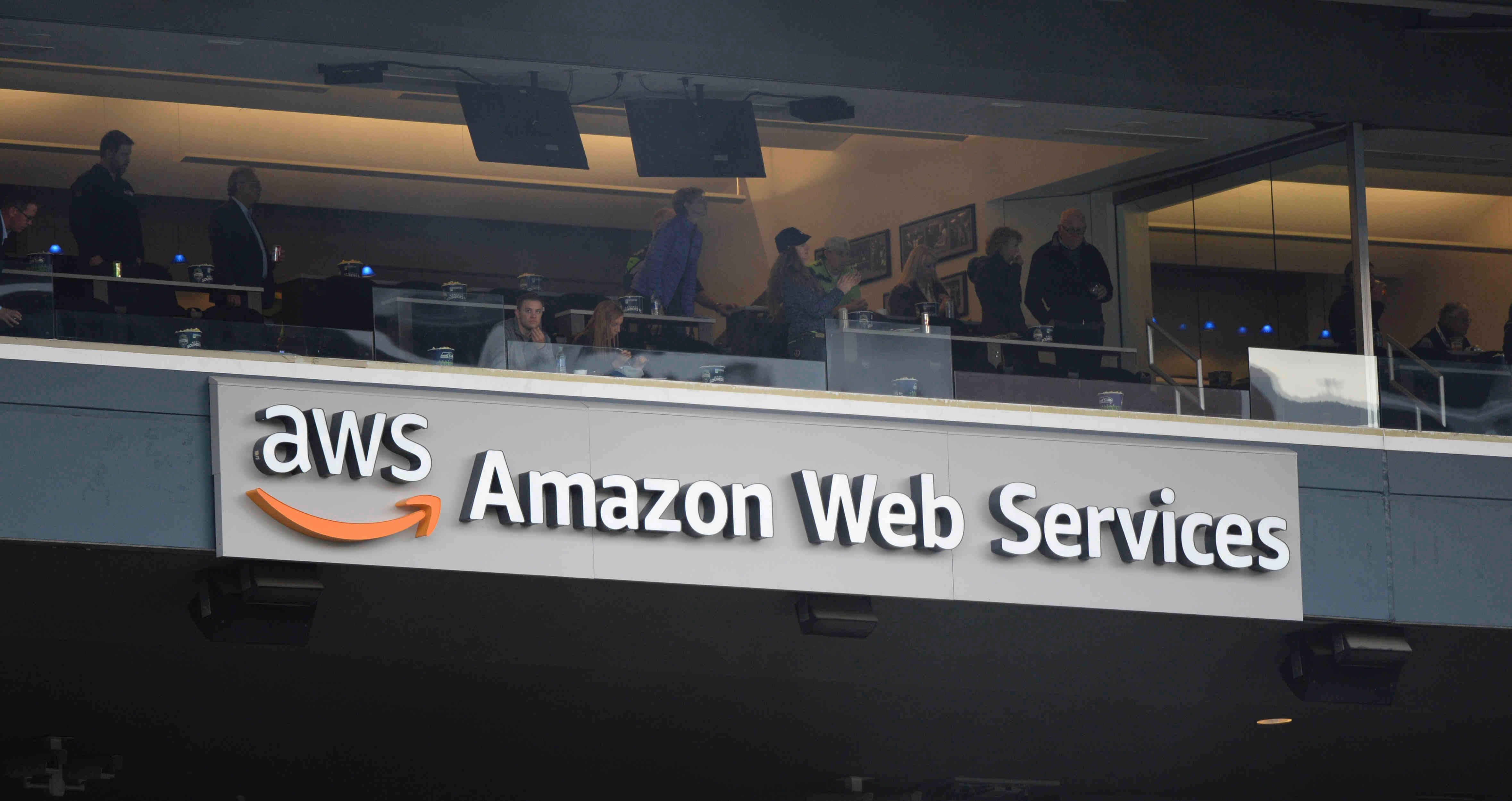 Zoom, destaca la empresa, creció en AWS para "adaptarse al gran aumento de usuarios", que pasó de 10 millones por día en diciembre de 2019, a más de 300 millones por día regularmente desde abril de 2020.