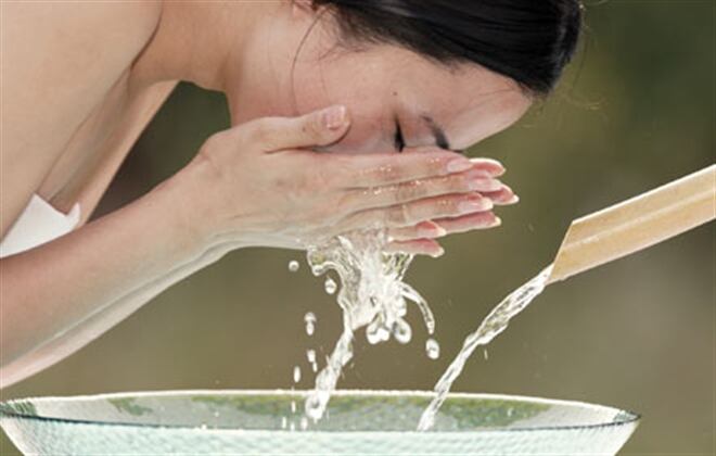 Mantener la cara hidratada es posible con productos naturales que humectan la piel.