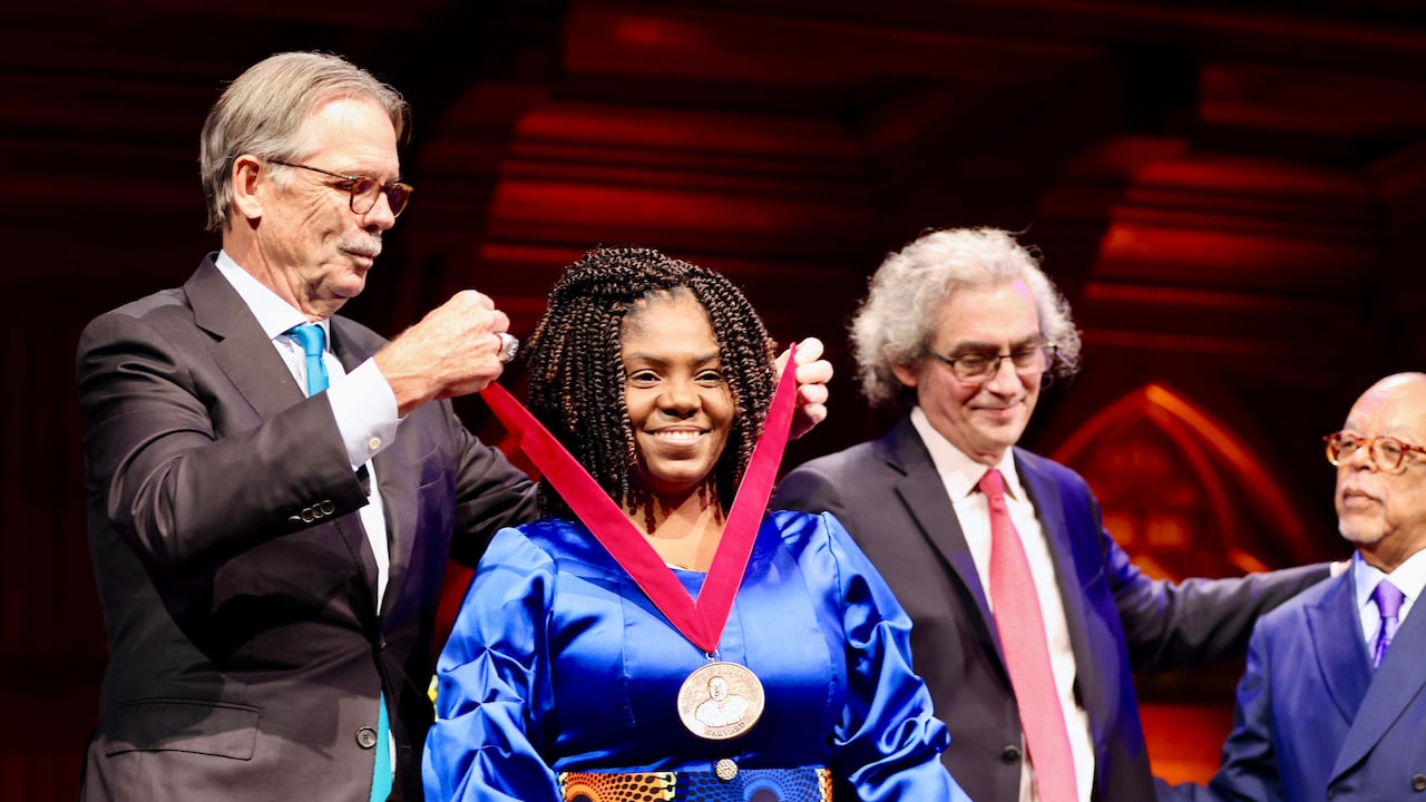 Francia Márquez recibe condecoración en Harvard.