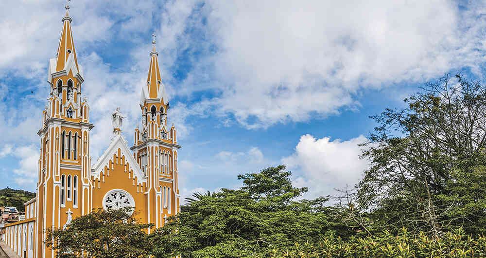 La catedral de la Virgen de la Candelaria, de estilo gótico, tiene 63 metros de altura. Es solo uno de los numerosos templos que adornan el paisaje. 