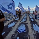 Personas que portan banderas de Israel caminan por una instalación que conmemora el tercer aniversario del ataque de Hamás a Israel del 7 de octubre de 2023