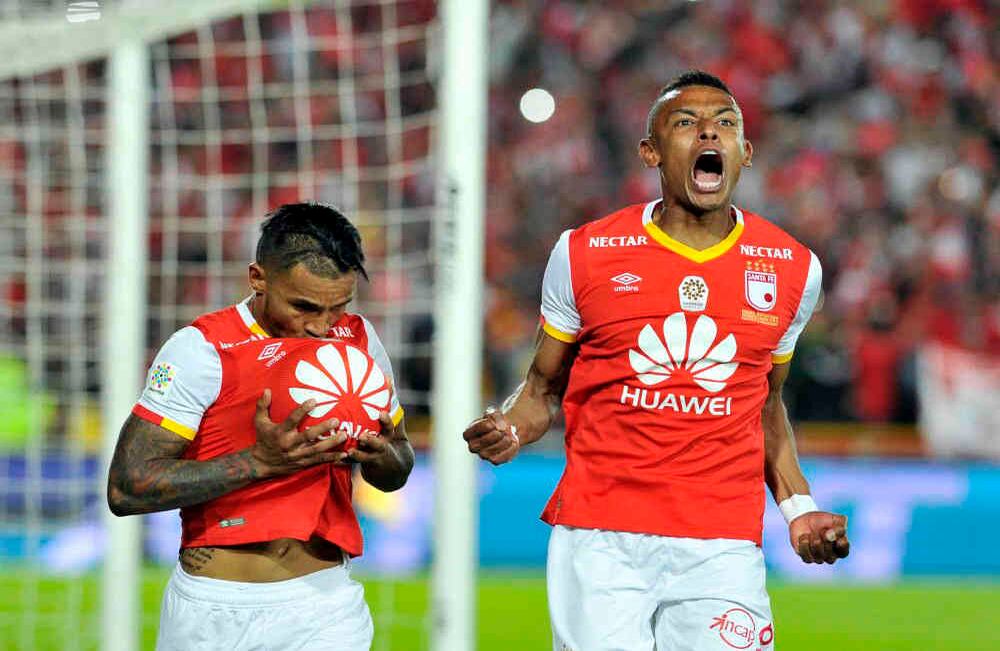 Wilson Morelo (izquierda) anotó el primer tanto de penal. Foto: Carlos Martínez / SEMANA