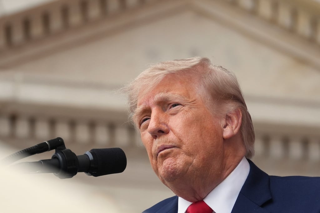 El presidente de Estados Unidos, Donald Trump, habla durante la 158va Conmemoración Nacional del Día de los Caídos, que coincide con el 250 aniversario de la Independencia del país, en el Anfiteatro del Monumento en el Cementerio Nacional de Arlington, el lunes 25 de mayo de 2026, en Arlington, Virginia. (AP Foto/Alex Brandon)
