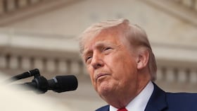 El presidente de Estados Unidos, Donald Trump, habla durante la 158va Conmemoración Nacional del Día de los Caídos, que coincide con el 250 aniversario de la Independencia del país, en el Anfiteatro del Monumento en el Cementerio Nacional de Arlington, el lunes 25 de mayo de 2026, en Arlington, Virginia. (AP Foto/Alex Brandon)