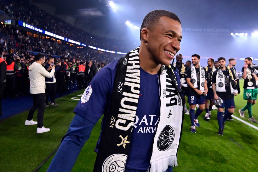 Kylian Mbappe del Paris Saint-Germain reacciona durante la ceremonia del trofeo de Campeones de Francia después del partido Ligue 1 Uber Eats entre el Paris Saint-Germain y el Toulouse FC en el Parque de los Principes.