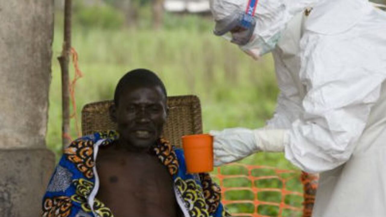 Un miembro de Médicos Sin Fronteras atiende a un hombre enfermo de ébola en Kampungu, Congo.