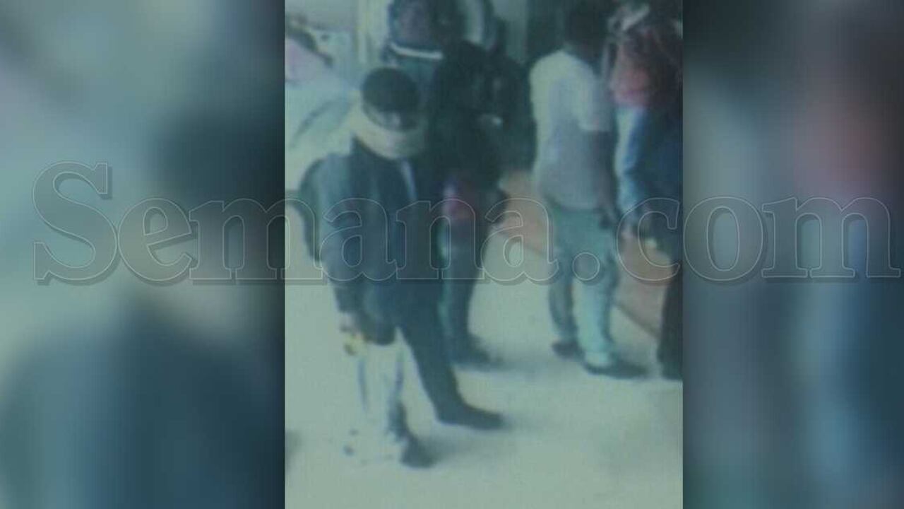 David Camilo Rodríguez cuando presuntamente entra a la sede de Porvenir.