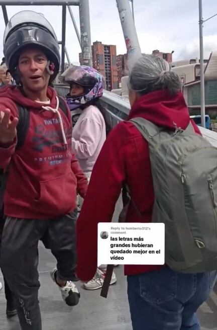 El motociclista se molestó porque lo estaban grabando.