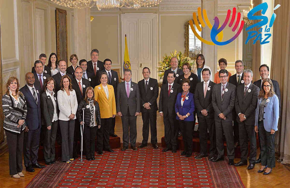 Una vez arranco en forma la campaña del plebiscito por la paz para refrendar los acuerdos suscritos con las FARC, se completó la foto. Al vicepresidente Germán Vargas Lleras se le vio, como pocas veces, junto al presidente Juan Manuel Santos y todo el gabinete. Antes de tomar la imagen se requirió mandar a hacer los pines con el logo de Sí a la Paz y la paloma, lo cual se hizo en un par de horas en una tienda vecina a la Casa de Nariño y lo pagó de su bolsillo un alto funcionario de palacio. Foto: SIG
