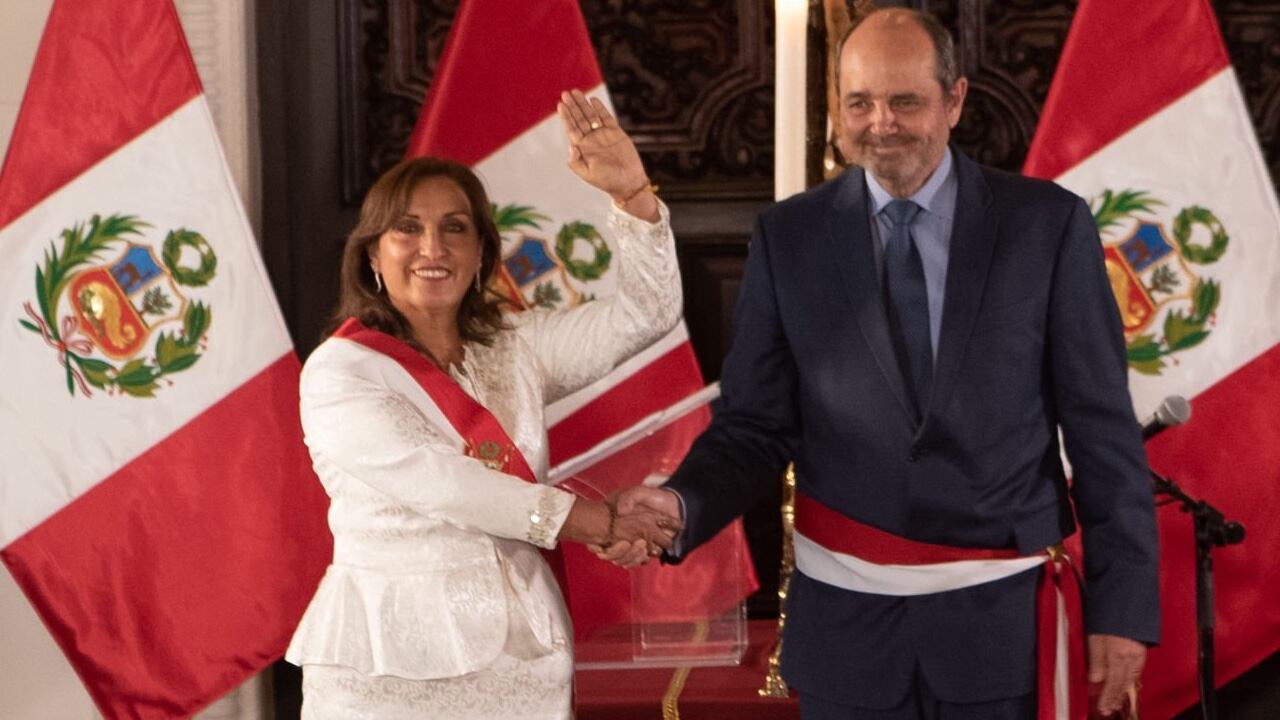 Dina Boluarte posesiona al nuevo ministro de Turismo, Luis Fernando Elguero González