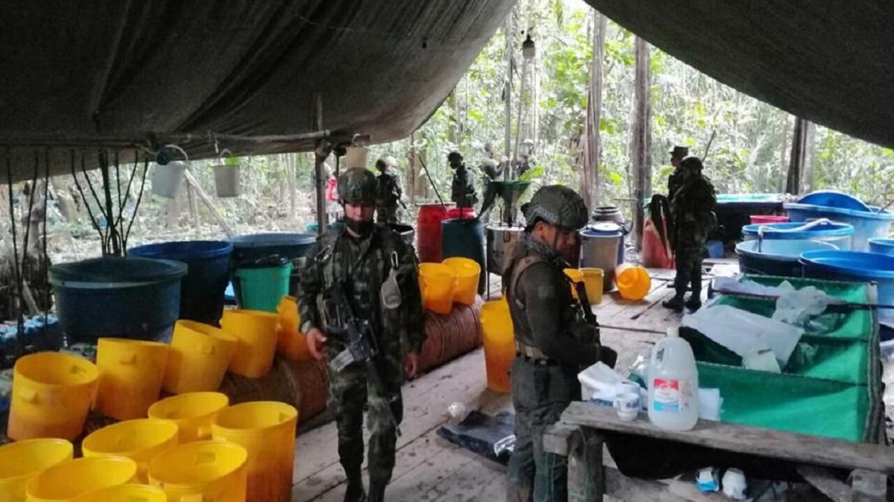 Momento en que las autoridades llegan al laboratorio con cocaína.