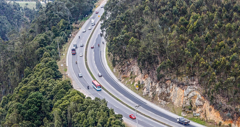 Una carretera o ruta es una vía de transporte de dominio y uso público, proyectada y construida fundamentalmente para la circulación de vehículos.