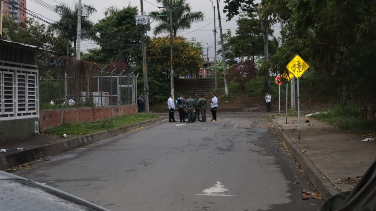 Sitio del atentado con explosivo. Dos policías fueron asesinados.