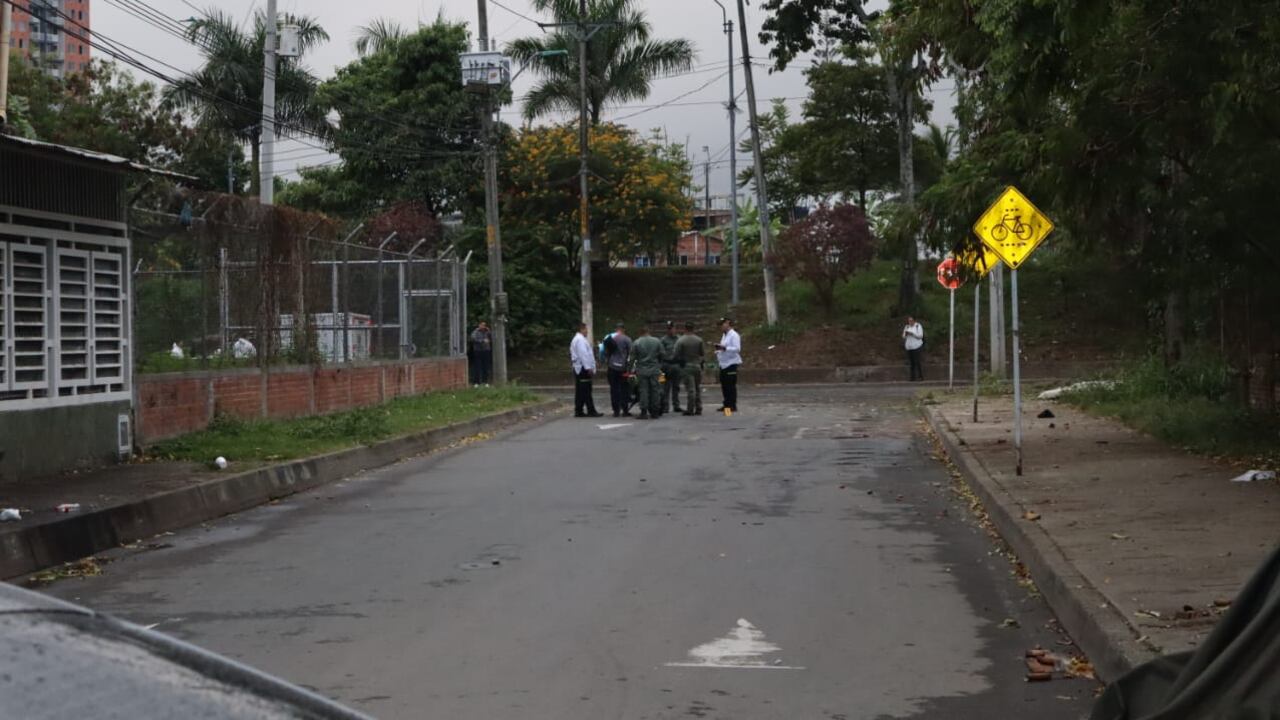 Sitio del atentado con explosivo. Dos policías fueron asesinados