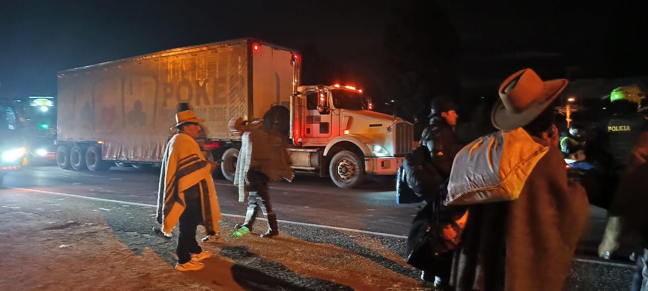 Campesinos del oriente del país bloquean varias vías en protesta a iniciativa del Gobierno que afectaría sus cultivos.