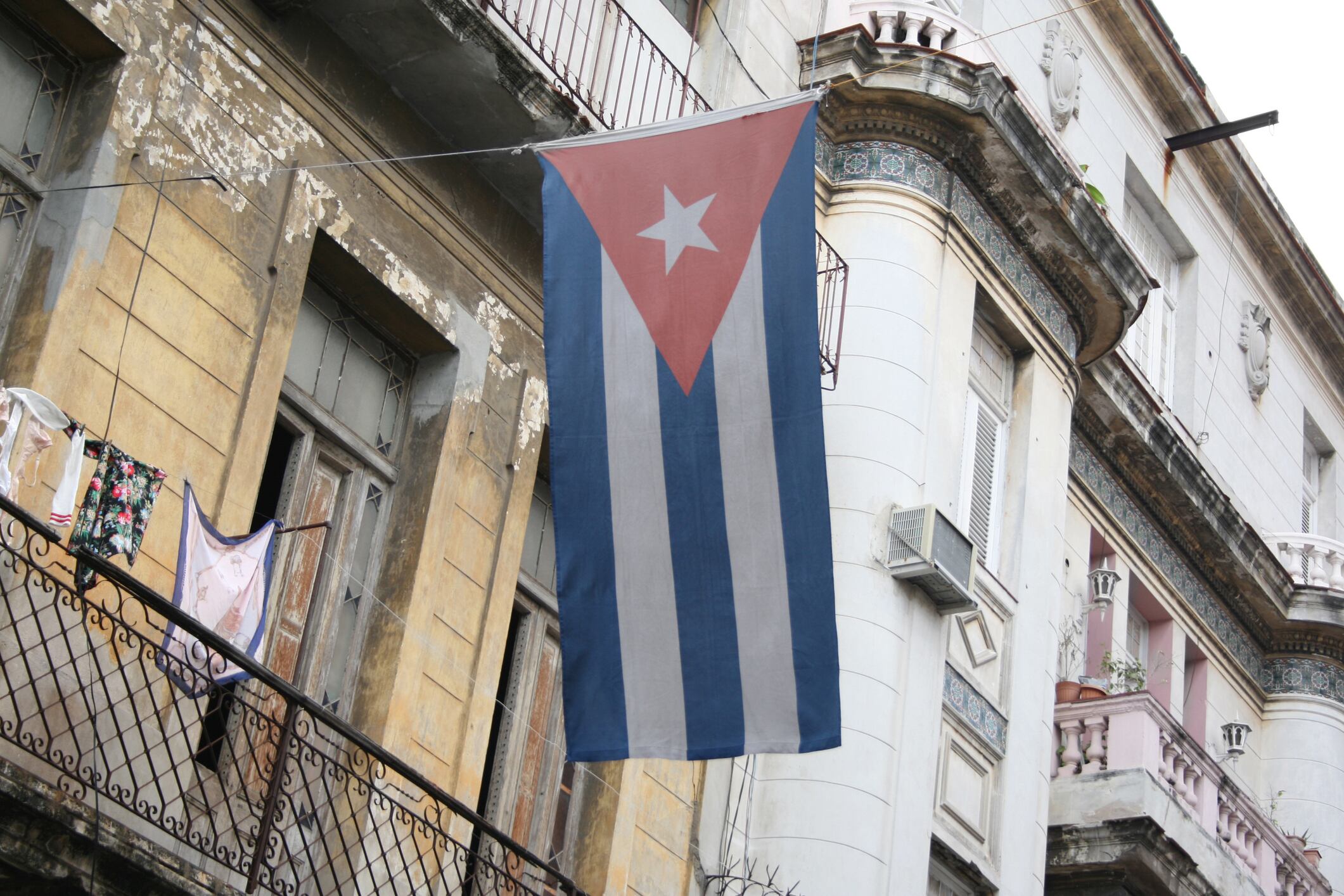 La bandera cubana en una calle de La Habana (Cuba)