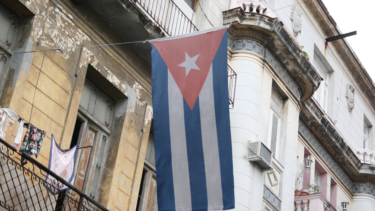 La bandera cubana en una calle de La Habana, Cuba