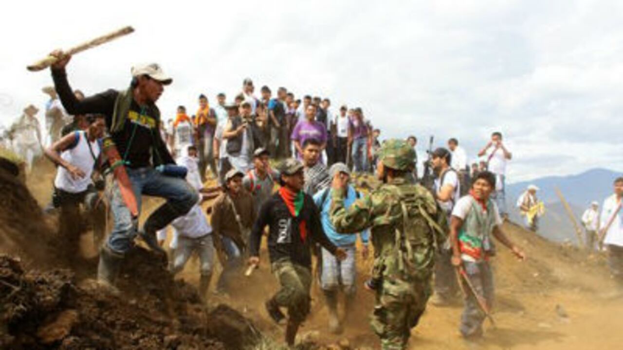 Este martes la Guardia Indígena llegó al Cerro Berlín donde forcejeó con los soldados apostados en el lugar.