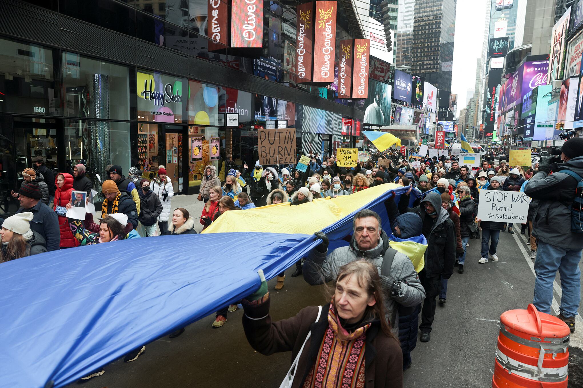 El mundo protesta contra la invasión rusa de Ucrania.