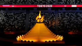 El Caldero Olímpico iluminando el Estadio Olímpico de Tokio.