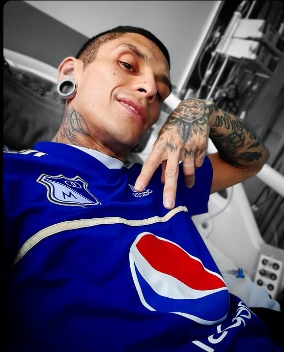 Javier Acosta en el hospital con la camiseta de su amado Millonarios