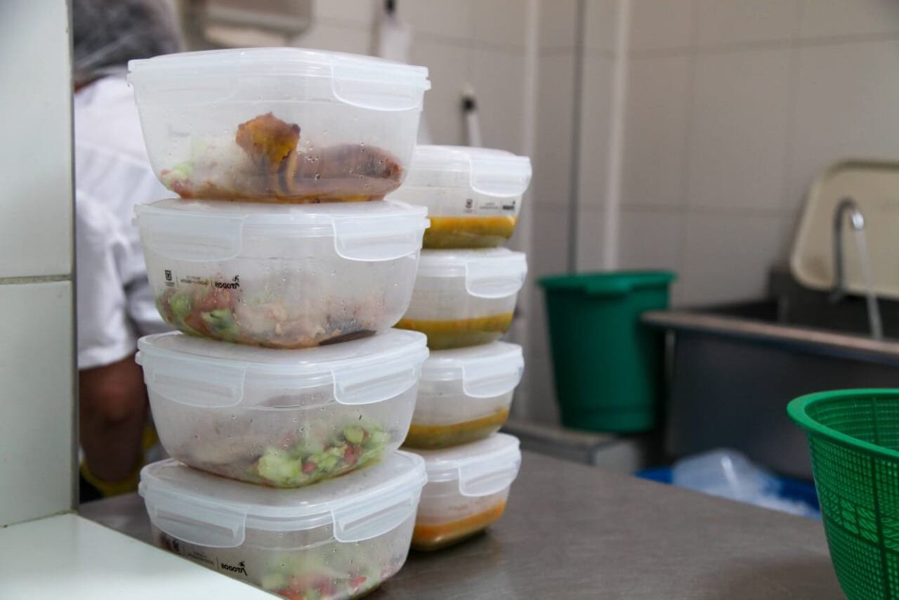 Alimentos empacados de manera individual, para que sean consumidos por los usuarios fuera del lugar.