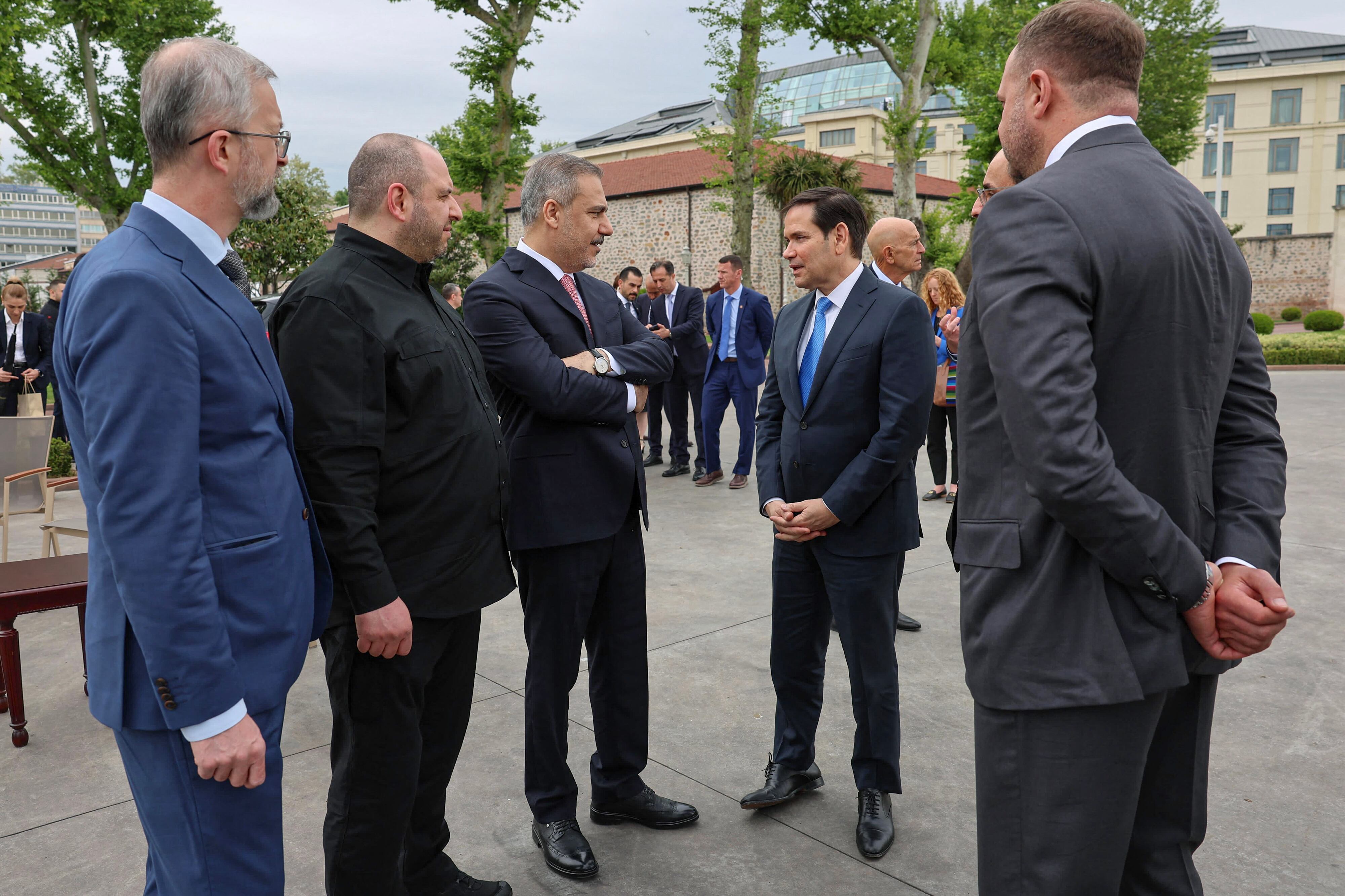 Esta fotografía, tomada y difundida por el Ministerio de Asuntos Exteriores de Turquía el 16 de mayo de 2025, muestra al ministro de Asuntos Exteriores de Turquía, Hakan Fidan (3.º por la izq.), al secretario de Estado estadounidense, Marco Rubio (4.º por la izq.), al jefe de la Oficina del Presidente de Ucrania, Andriy Yermak (der.), y al ministro de Defensa de Ucrania, Rustem Umerov (2.º por la izq.), conversando en el patio trasero de la oficina presidencial turca de Dolmabahçe, en Estambul, antes de su reunión para las conversaciones de paz entre Ucrania y Rusia.
