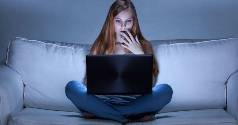 Más de la mitad de las mujeres (55 %) decide qué programas o aplicaciones comprar e instalar en los principales dispositivos que se utilizan en su hogar.